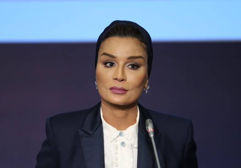 الشيخة موزا تتفوق على زوجة أردوغان في الأناقة.. بدت كالعروس بالأبيض (شاهد) الشيخة موزا تتفوق على زوجة أردوغان في الأناقة.. بدت كالعروس بالأبيض