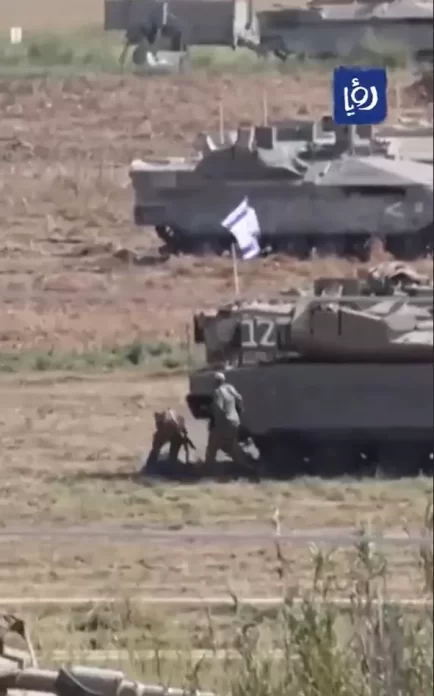 جنود يحتمون من الصواريخ 