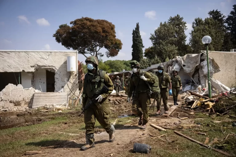 “وشهد شاهدٌ من أهلهم”.. القسام لم يقطع رؤوس الأطفال صحفي إسرائيلي يبرئ القسام من قطع رؤوس الأطفال ويحرج "أتباع الاحتلال"