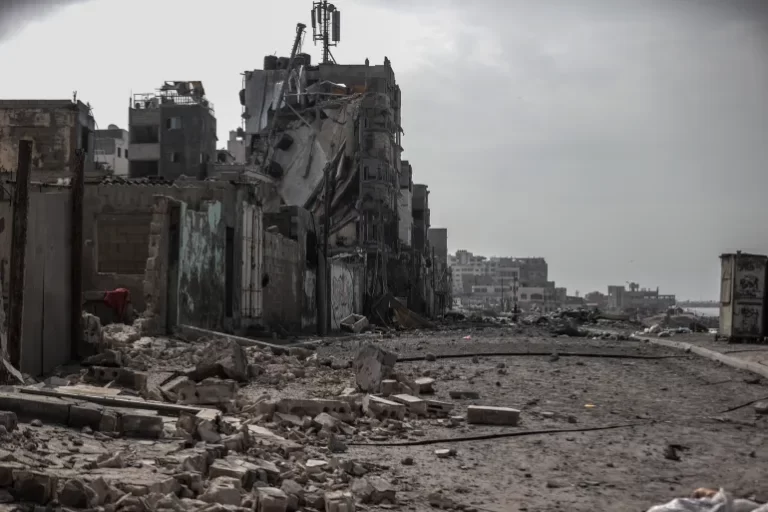 آثار الدمار الذي خلفه القصف الإسرائيلي على غزة