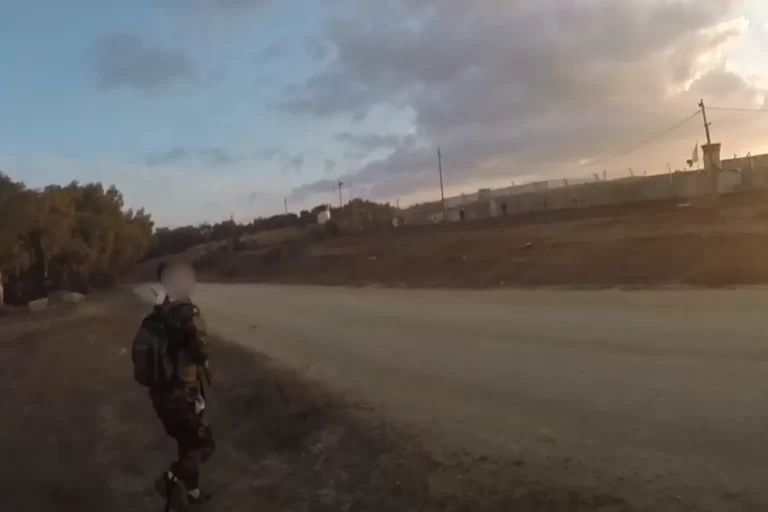 مجزرة بصفوف ضباط وجنود الاحتلال على يد عناصر القسام من المسافة صفر (فيديو)