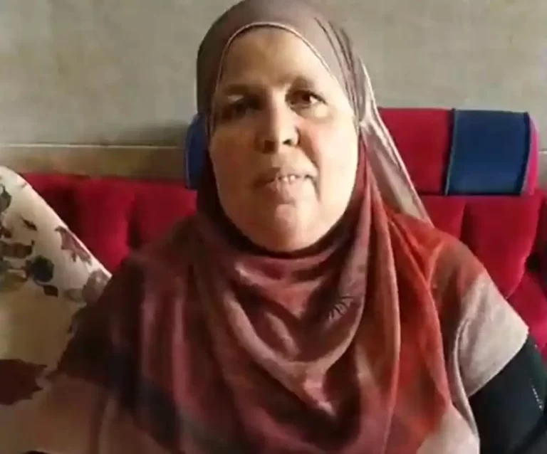 مصرية تتبرع لأهل غزة