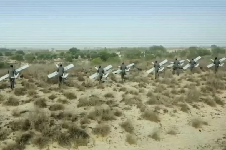 مشاهد لطائرة “الزواري” الانتحارية التي دخلت الخدمة خلال طوفان الأقصى كشف الإعلام العسكري لحركة حماس، عن استخدام الطائرة المعروفة باسم "الزواري" في مجريات عملية "طوفان الأقصى"، حيث شاركت في التمهيد الناري لعبور مجاهدي القسام إلى الأراضي الفلسطينية المحتلة.