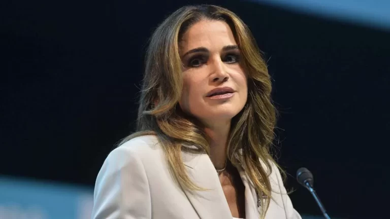 الملكة رانيا في بدلة رجالية.. رسالة غير مباشرة حول اتجاه "بلا جنس" في الأزياء (شاهد)