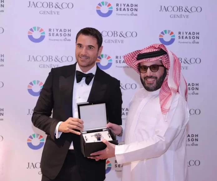 تركي آل الشيخ يكرم أحمد عز ويهديه ساعة ثمينة