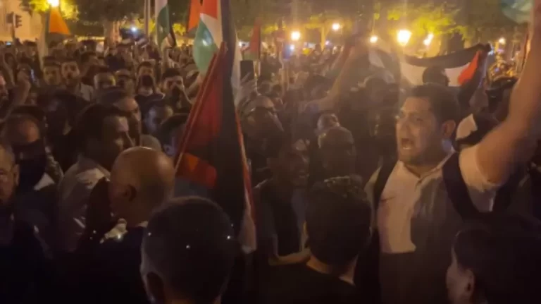 تظاهرات امام السفارة الفرنسية تونس