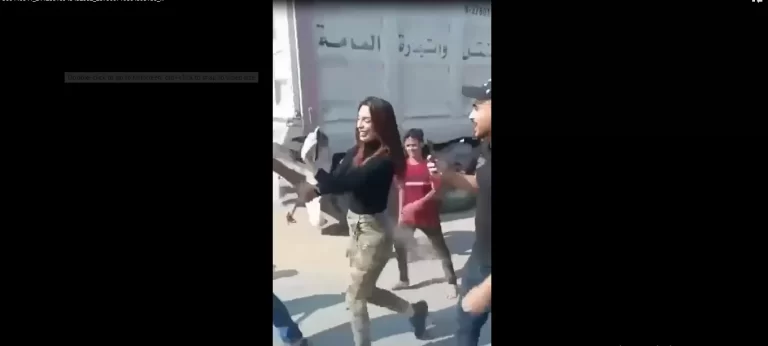 المجندة الإسرائيلية وهي تلتقط سيلفي أثناء أسرها وقد بدت عليها علامات السعادة