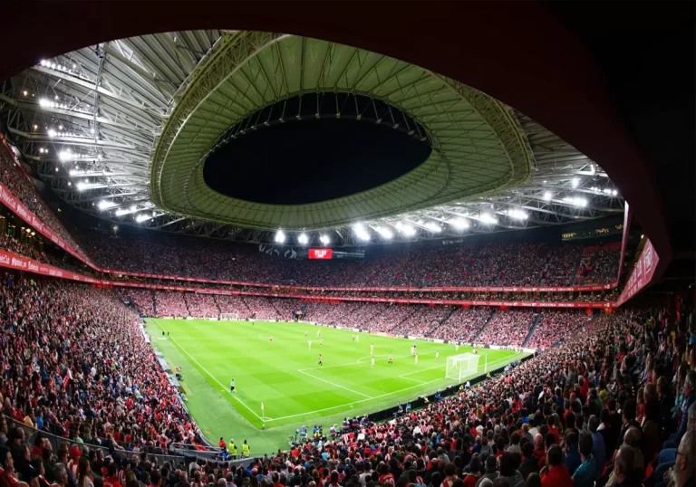 رفع جماهير أتلتيك بيلباو الأعلام الفلسطينية تضامناً مع غزة