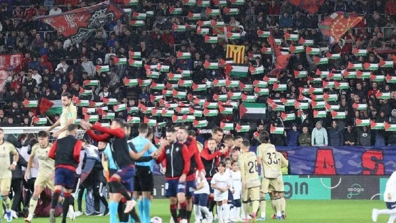 رفع جماهير أوساسونا الأعلام الفلسطينية