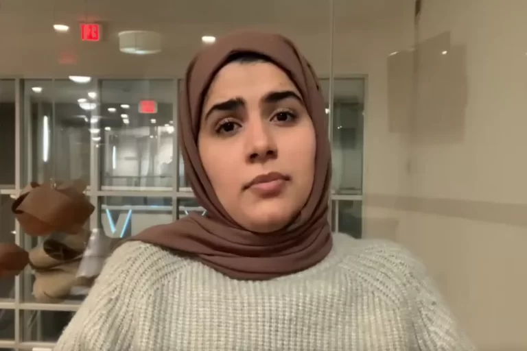 ابنة معتقل إماراتي تُحرج محمد بن زايد في كلمة مصورة (فيديو) بث "مركز مناصرة معتقلي الإمارات" تسجيلاً مصوراً لكلمة وشكوى ألقتها المدافعة عن حقوق الإنسان وابنة معتقل الرأي عبدالسلام درويش، "جنان المرزوقي" إلى مجلس حقوق الإنسان.