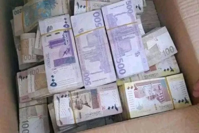  شهد سعر الدولار داخل السوق الموازية (السوداء) بالسودان، الثلاثاء 3 أكتوبر 2023، تغيرا جديدا وارتفاعا ملحوظا يؤكد على تدهور الوضع الاقتصادي بالدولة التي تشهد حربا طاحنة