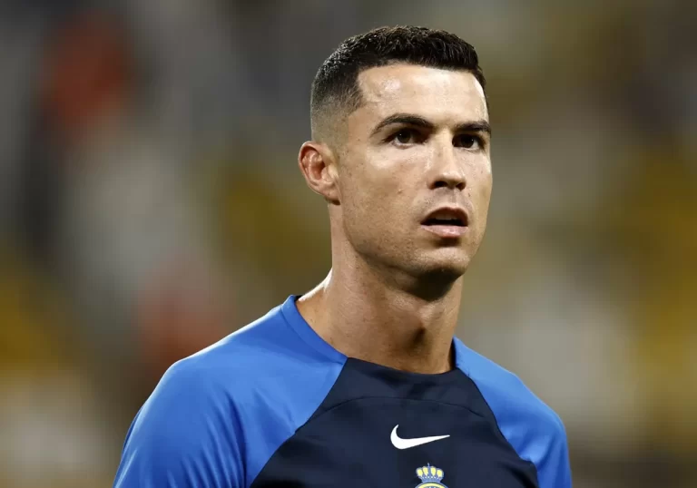 رونالدو يرفض مكافأة نادي النصر والأخير يكافئ أكثر معجبيه بطريقة غير متوقعة (شاهد) اللاعب البرتغالي كريستيانو رونالدو