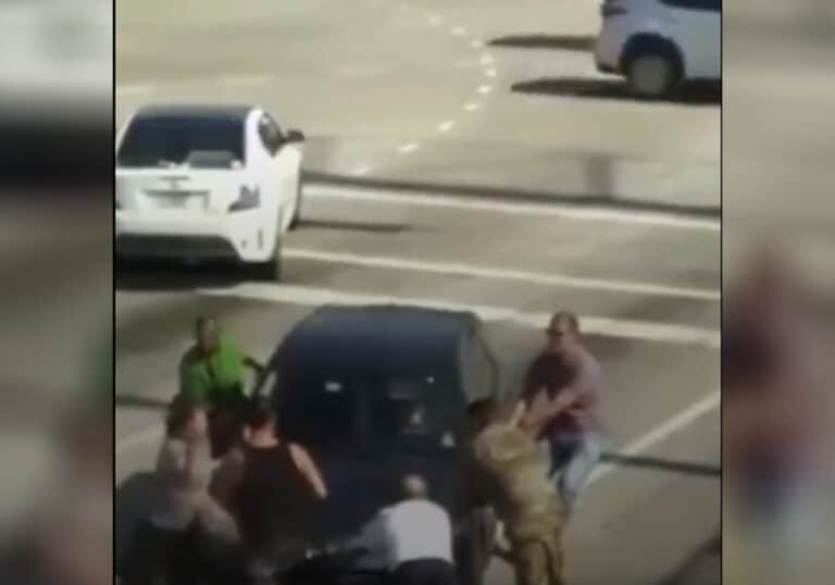 سائق أمريكي يفقد وعيه أثناء القيادة