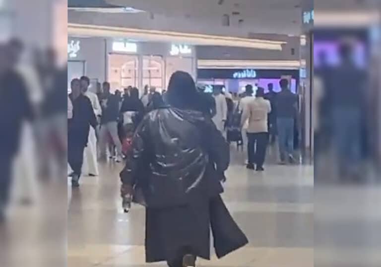 كويتية تصرخ في رواد “الأفنيوز” وتزعم أنها المهدي المنتظر .. شاهد ما قالته