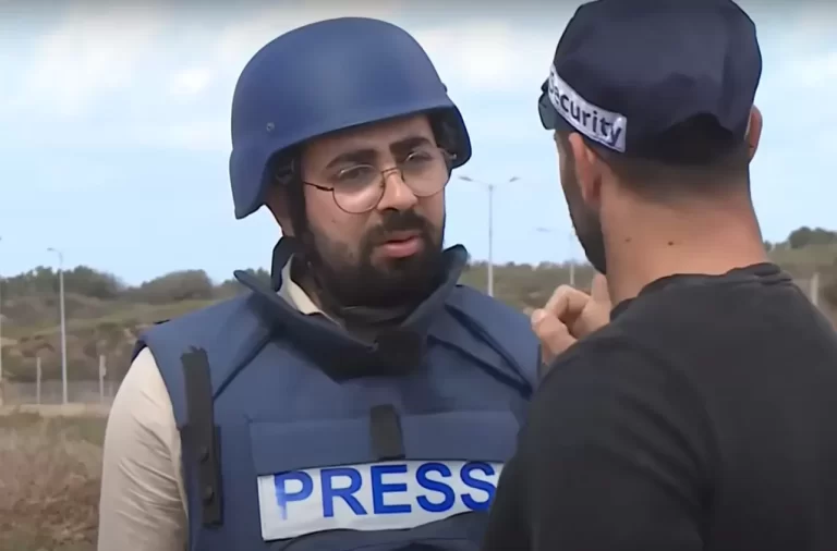 شرطي إسرائيلي يهدد مراسل قناة العربي