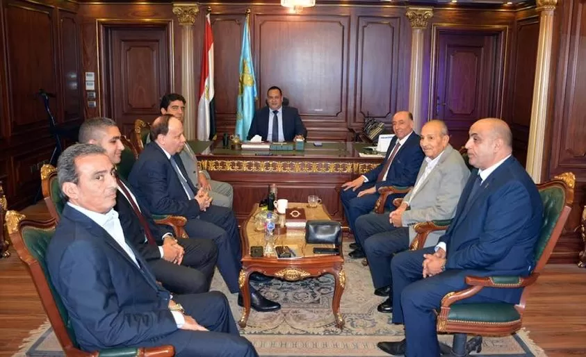 وهو يترأس اجتماعا داخل مجموعة شركات فالكون للأمن والحراسة وخدمات الأموال.