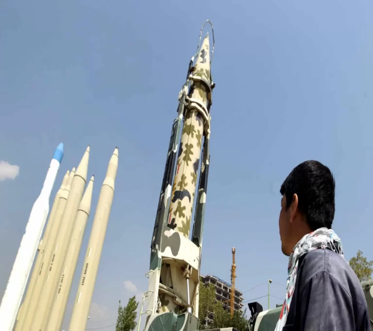 جماعة الحوثي: أطلقنا مسيرات وصواريخ كثيرة تجاه إسرائيل (فيديو) نشرت جماعة الحوثي العاملة في اليمن بياناً حول خطوات تصعيد قامت بها رداً على الحرب الإسرائيلية ضد قطاع غزة، مؤكدة إطلاق مسيرات نحو أهداف مختلفة للعدو الإسرائيلي