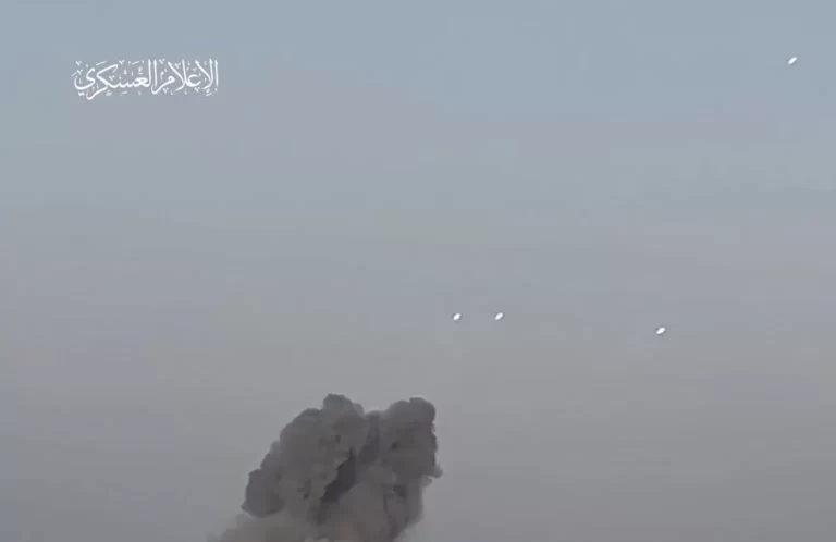 صواريخ المقاومة تنطلق من وسط غارة إسرائيلية