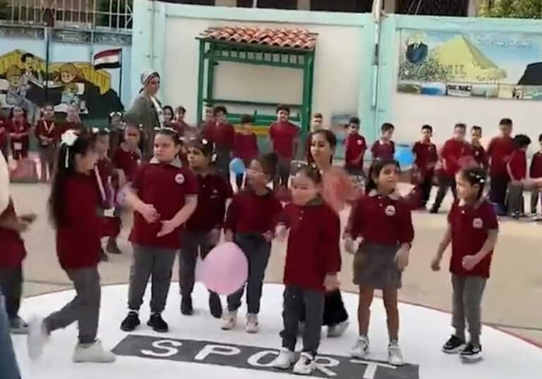 مصر.. طابور صباح مدرسة ابتدائية على أنغام أغنية "مخاصماك" (شاهد)