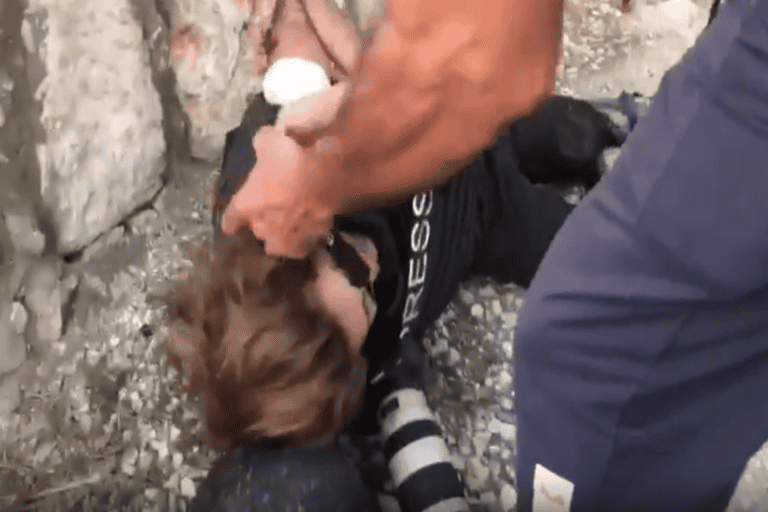 استهدف سيارة قناة الجزيرة.. استشهاد صحفي وإصابة آخرين بقصف إسرائيلي (فيديو) طالت الجرائم الإسرائيلية في فلسطين والدول المجاورة، صحفيون من 3 وسائل إعلامية بينهم كادر قناة الجزيرة القطرية، جراء قصف استهدف سيارة الصحفيين في "علما الشعب" ضمن منطقة صور جنوبي لبنان.