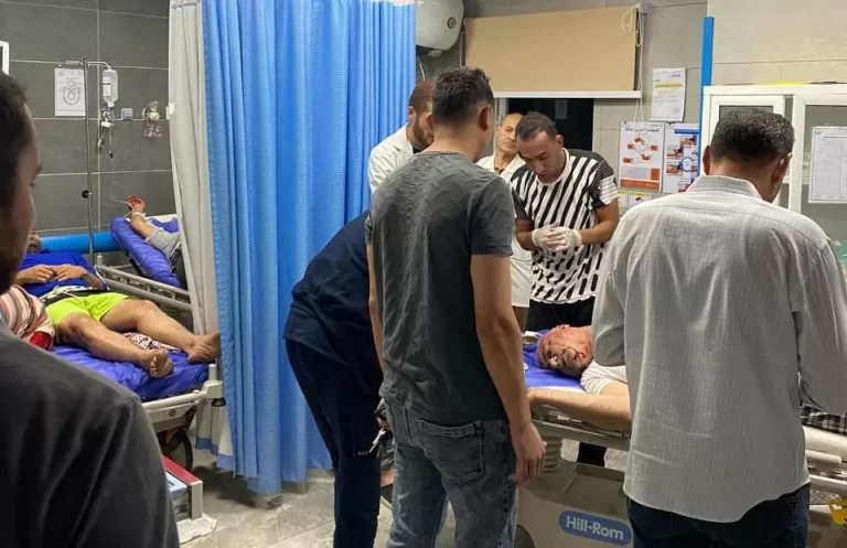 عدد من المصابين جراء الصاروخ الذي سقط في طابا المصرية يتلقون الإسعافات