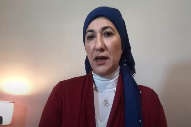 وثق مقطع فيديو متداول لحظة القبض على الناشطة "غادة نجيب"