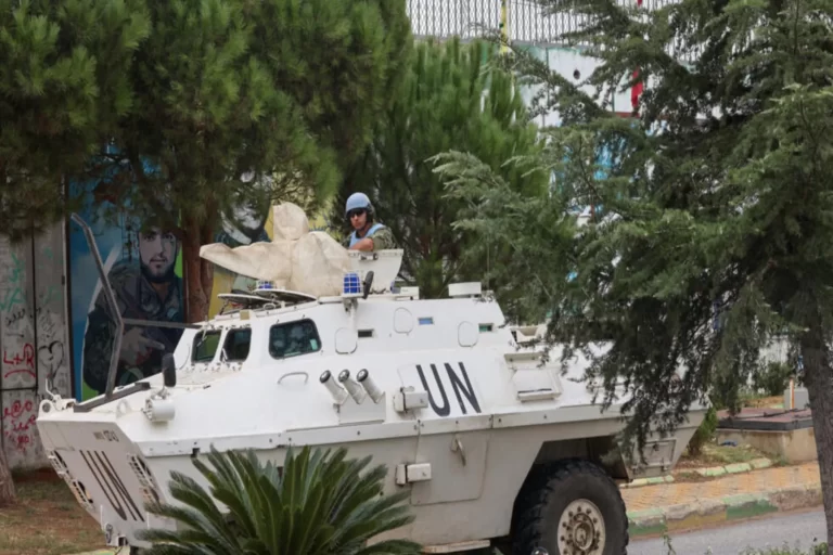 ضربت إسرائيل بالقانون الدولي عرض الحائط بفرضها التهجير القسري على أهالي قطاع غزة، حيث أكد خبراء دوليون تعارض الخطوة الإسرائيلية مع عدة بنود فيما يعرف بـ"نظام روما" المتعلق بجرائم الحرب، والذي تتحرك بموجبه المحكمة الجنائية الدولية.