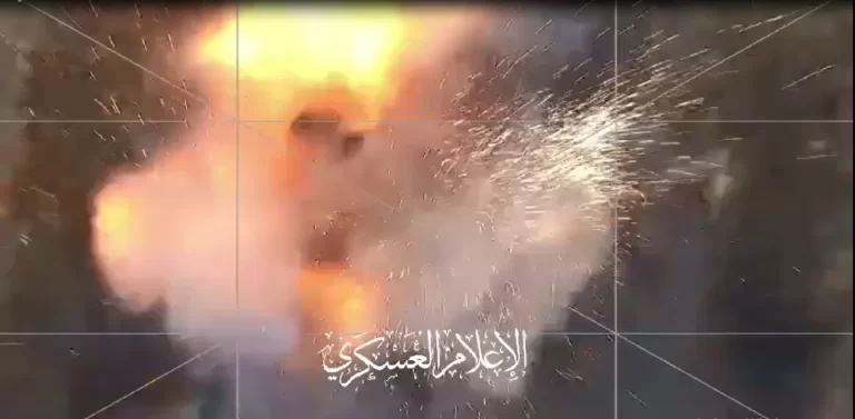طائرة مسيرة للمقاومة تستهدف دبابة إسرائيلية وتحقق إصابة مباشرة لها في غزة لحظة استهداف دبابة إسرائيلية واشتعال النيران فيها