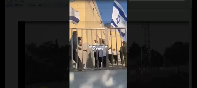 صافرات الإنذار تفزع وزير خارجية بريطانيا ونظيره الإسرائيلي.. سارعا بالفرار لحظة فرار وزير الخارجية البريطاني جيمس كليفرلي ونظيره الإسرائيلي إيلي كوهين وعدد من المسؤولين أثناء سماعهم دوي صافرات الإنذار في مستوطنة أوفاكيم