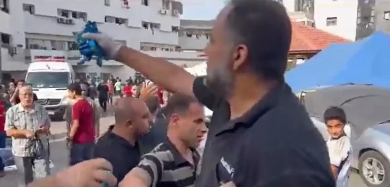 فلسطيني استشهدت زوجته وأولاده