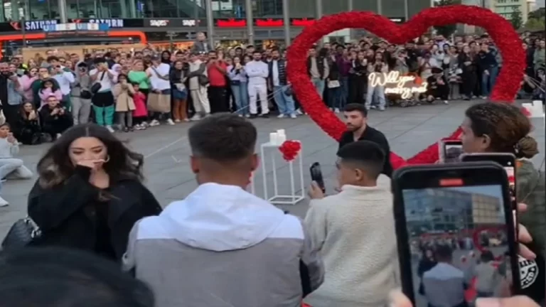 يوتيوبر شهير يتلقى صدمة عمره من حبيبته على الملأ! (فيديو) اليوتيوبر زاهر يعرض الزواج على صديقته