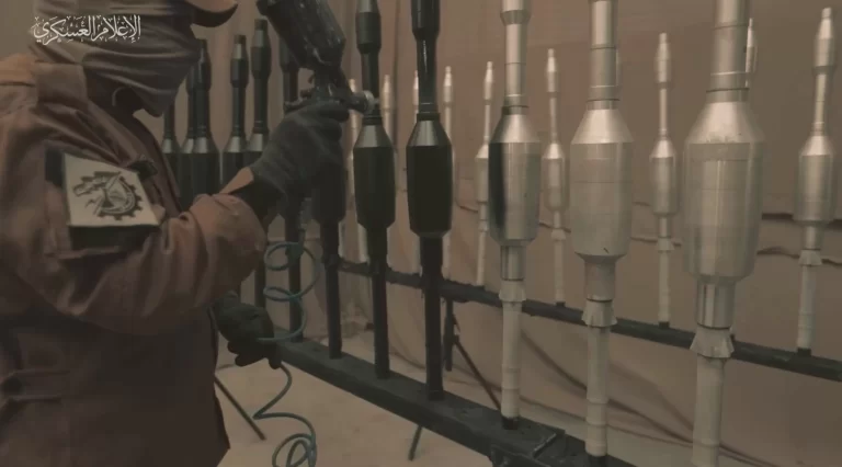 القسام تكشف عن مفاجأة أعدتها للعدو.. وقذيفة تُستخدم لأول مرة (فيديو) قذيفة الياسين