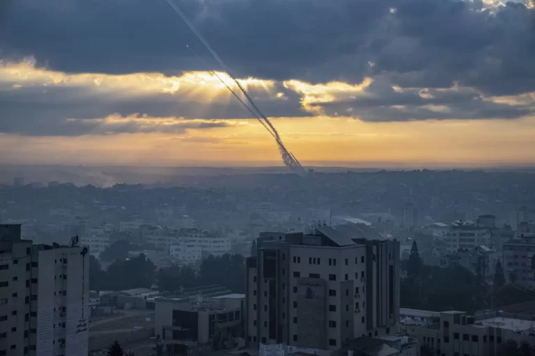 طوفان الأقصى يصل لقلب تل أبيب وفرار جماعي لقطعان المستوطنين يبدو أن أهداف عملية طوفان الأقصى، أكبر بكثير مما يظنه الاحتلال الإسرائيلي، فنيران المقاومة التي زلزلت كيانه وأنهكت قواته بدأت تصل نحو القدس المحتلة، في طريقها ليكن لها من اسمها كل النصيب بتطهير المسجد الأقصى من رجس الطغاة والمحتلين