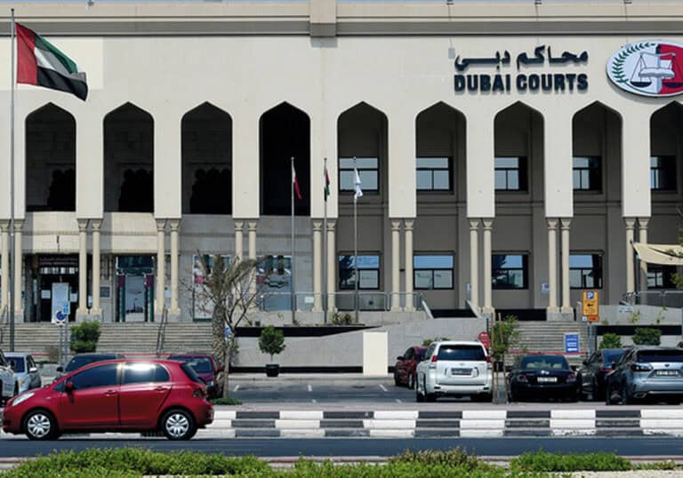 بعد تعريتها وإهانتها.. محكمة إماراتية تقضي بسجن طالبة أمريكية لمدة عام لهذا السبب!