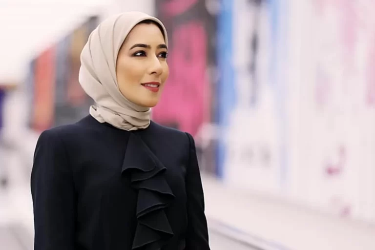 أفضل نشرة جوية في العالم تقدمها مريم القبندي في تلفزيون الكويت (فيديو) أفضل نشرة جوية في العالم أثبتتها مذيعة كويتية في التلفزيون الرسمي لبلادها أن المبادئ لا تتجزأ وأن مقولة فصل الرياضة أو الفن أو حتى أحوال الطقس عن السياسة والقضايا المحقة أمر غير مقبول في فيديو وصفه الرواد: "أفضل نشرة جوية في العالم".