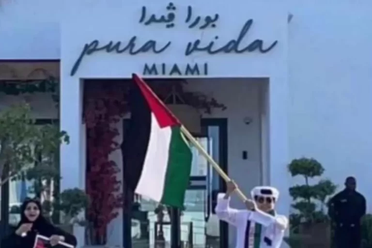 دعوات لمقاطعة وإغلاق مطعم شهير في قطر.. ما علاقة طوفان الأقصى؟ انتشرت دعوات شعبية واسعة على منصات التواصل في قطر، لمقاطعة وإغلاق مطعم في "جزيرة المها"، أبدى صاحبه الانحياز للاحتلال الإسرائيلي تزامنا مع عملية "طوفان الأقصى"، رغم كل الجرائم التي يرتكبها بحق الفلسطينيين في غزة ومختلف الأراضي الفلسطينية.