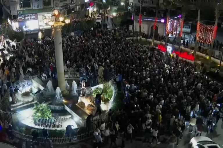 أجهزة أمن محمود عباس تطلق النيران على المتظاهرين في الضفة (فيديو) مظاهرات الضفة الغربية ضد محمود عباس