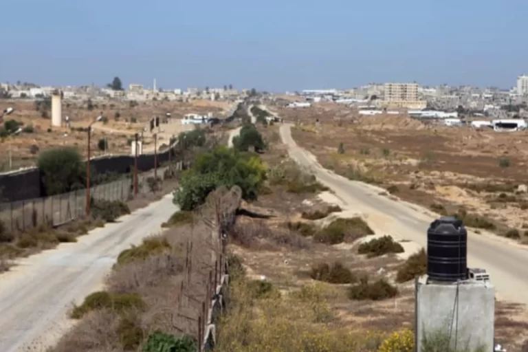 نشرت مؤسسة حقوقية مصرية صورا خاصة حصلت عليها أظهرت قيام الجيش المصري، ببناء جدار أسمنتي على الحدود الساحلية مع قطاع غزة.