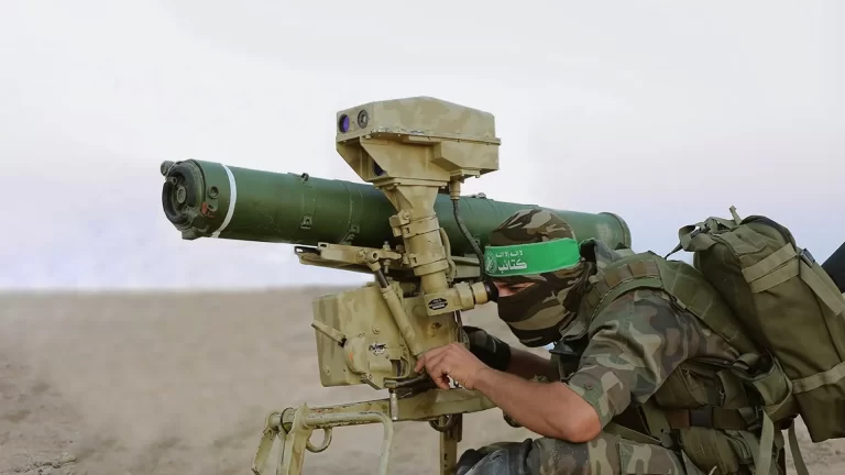 أحد مقاتلي القسام يستعد لإطلاق قذيفة