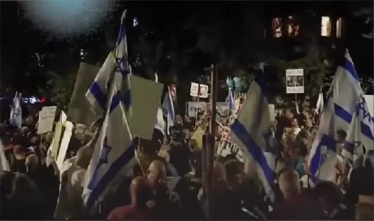 أهالى الأسرى الإسرائيليين لدى المقاومة يهتفون ضد “نتنياهو” ويطالبونه بتسليم نفسه لحماس! (شاهد) متظاهرون إسرائيليون