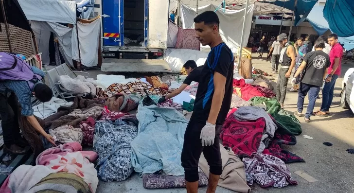 الاحتلال يحول مجمع الشفاء لساحة حرب.. عشرات الجثامين مُلقاة أرضا والكلاب تأكلها (شاهد) جثامين الشهداء في ساحة مجمع الشفاء