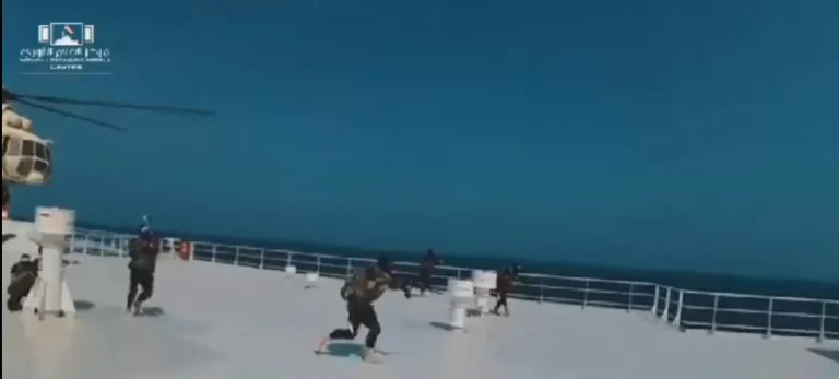 جماعة الحوثي تكشف عن شروطها لإطلاق سراح السفينة الإسرائيلية وتعليق أمريكي عدد من مقاتلي جماعة الحوثي على سطح السفينة الإسرائيلية التي استولوا عليها في عرض البحر