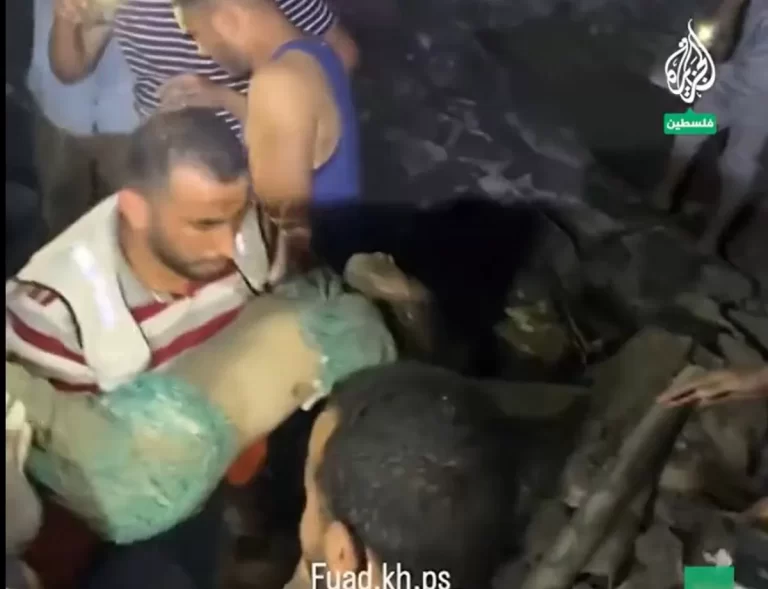 اخراج طفلة من تحت الأنقاض في غزة
