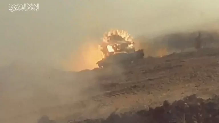 لحظة انفجار آلية عسركية تابعة لجيش الاحتلال استهدفها مقاتلو القسام