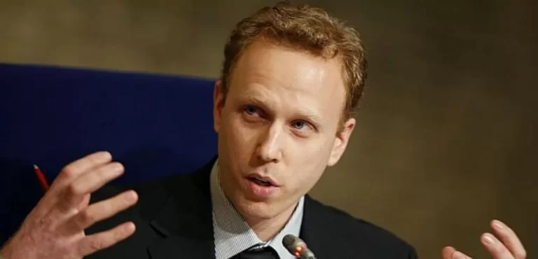 صحفي أمريكي يدحض المزاعم الإسرائيلية ويبرئ حماس بشهادة للتاريخ (شاهد) الصحفي الأمريكي ماكس بلومنتال