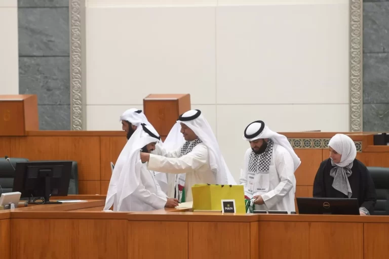 مع استمرار مجازر الاحتلال الإسرائيلي ضد قطاع غزة، عقدت جلسة سادها الغضب في مجلس الأمة الكويتي وسط إشادة بالمقاومة وارتداء الكوفية الفلسطينية.