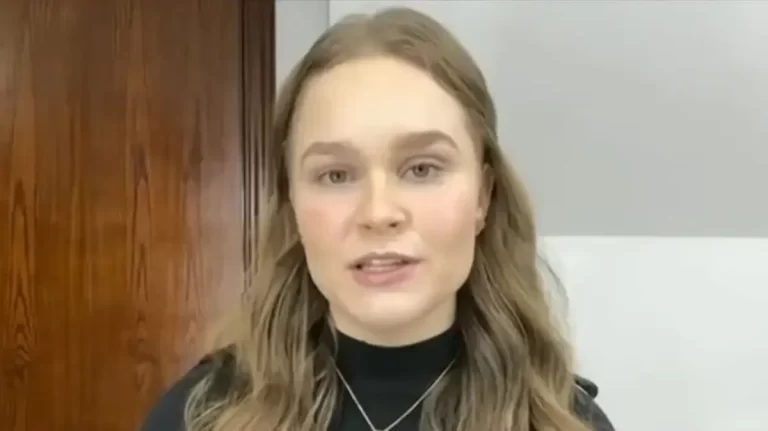 مدونة أمريكية شهيرة تعلن إسلامها بسبب شهداء غزة (فيديو) المدونة الأمريكية آبي حافظ تعتنق الإسلام