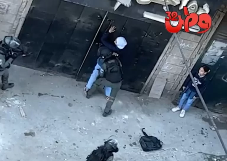 تفتيش جسدي مهين لطالبات فلسطينيات في القدس على يد جنود الاحتلال تفتيش مهين لطالبات في مخيم شعفاط