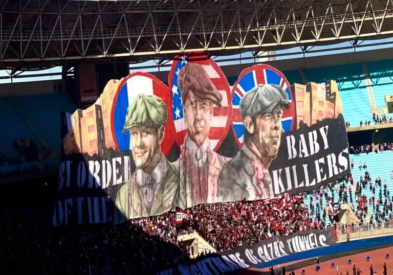 “بأمر من أمريكا وفرنسا وبريطانيا يُقتل الأطفال في غزة”.. جمهور الأفريقي التونسي يُجدد تضامنه مع فلسطين بأقوى تيفو سياسي (صور) تيفو الأفريقي التونسي