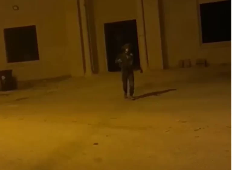 جندي إسرائيلي يرمي قنبلة داخل مسجد في قرية بدرس برام الله